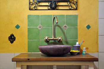 מקלחת מעוצבת בצימר של רותם במושב פארן