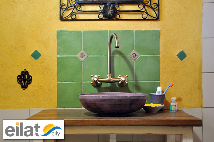 מקלחת מעוצבת בצימר של רותם במושב פארן