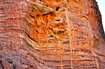 עמודי עמרם אילת - סלעים אדומים ונוזלים