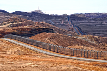 תצפית הר חזקיהו - קו הגבול העובר בסמוך לתצפית