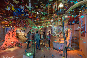 דבורי מתכת מעופפות במכוורת פורת