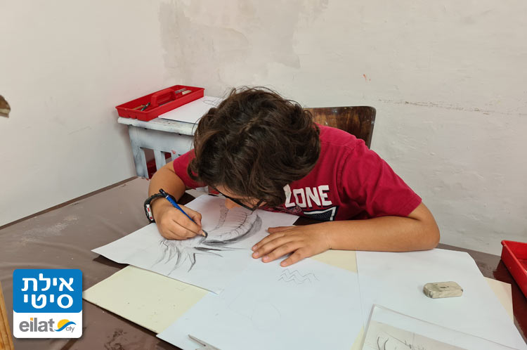 העשרה בצבע, חוגים, רישום ועוד