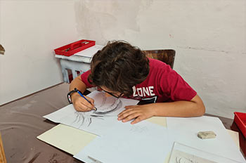 העשרה בצבע, חוגים, רישום ועוד