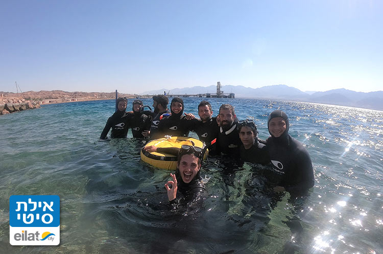 צלילה חופשית בחברה מעולה