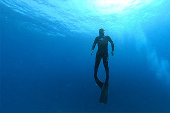 צלילה חופשית עם החברה של צלול