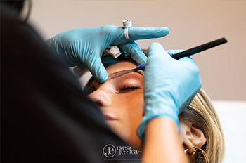 עיצוב גבות ואיפור