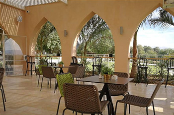 קפה במרכז צעירים ליד פארק המזרקה