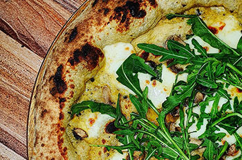 פיצה עשויה בתנור אבן מקמח מחמצת