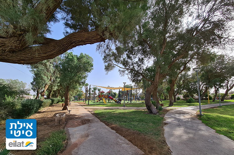 עצים גבוהים, שבילי אופנים והולכי רגל, מדשאות ופינת משחקים