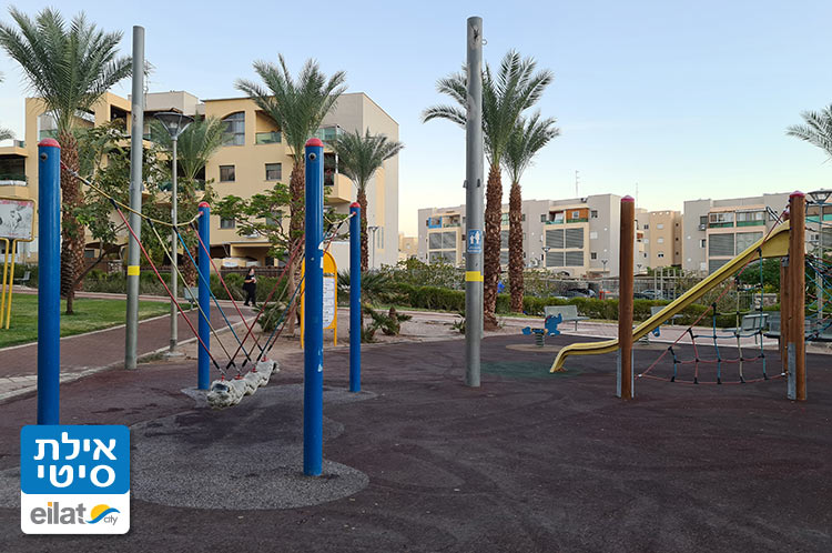 גן עם מתקני חבלים ומתח