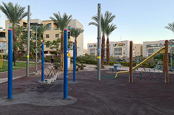 גן עם מתקני חבלים ומתח