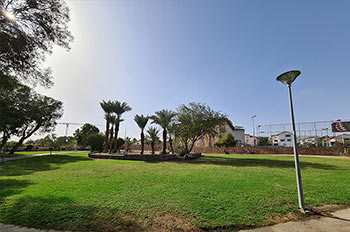 פארק עם מדשאות, גן משחקים ועוד