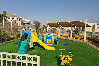 גן משחקים לקטנטנים בגנים ב