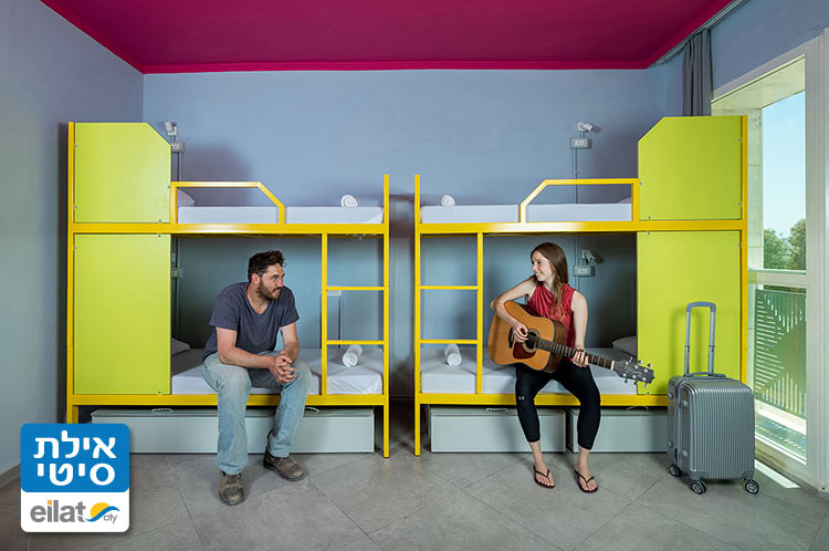 אוירה צעירה באברהם הוסטל