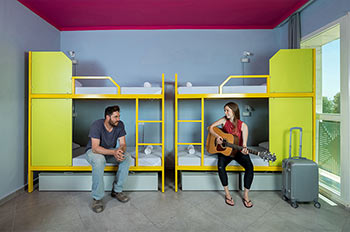 אוירה צעירה באברהם הוסטל