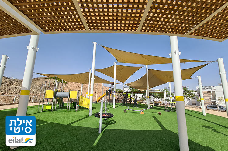 מתקנים מוצלים, מגלשות, טיפוס ונדנדות