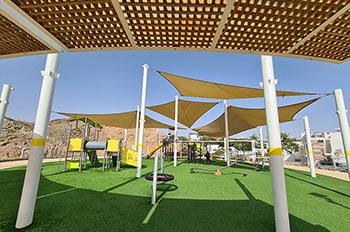 מתקנים מוצלים, מגלשות, טיפוס ונדנדות