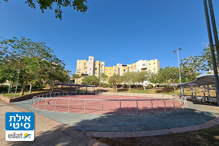 משטח החלקה בגן משחקים נחל מנוחה