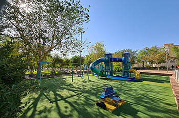 מרחבי דשא, צל, מתקני שעשועים ועוד