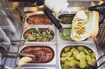 נקניקים, רטבים, תוספות ופינוקים