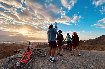 קבוצות לכל הרמות, לכל הגילאים ברחבי המדבר