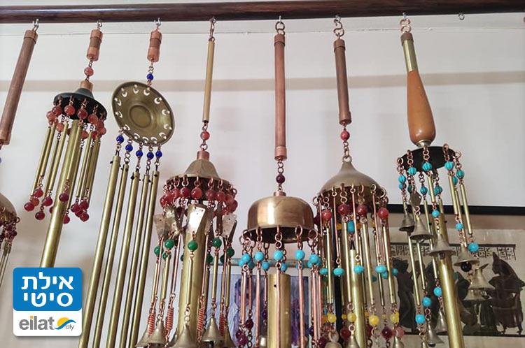 פעמוני רוח במבחר גדלים, עיצובים מחומרים ממוחזרים