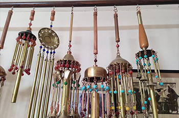 פעמוני רוח במבחר גדלים, עיצובים מחומרים ממוחזרים