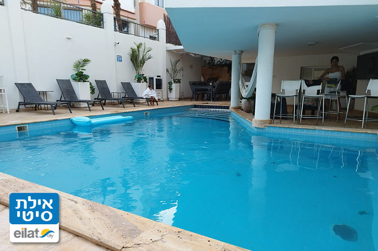 בריכה בחצר אצל פשוט ליהנות מהרגע