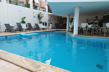 בריכה בחצר אצל פשוט ליהנות מהרגע