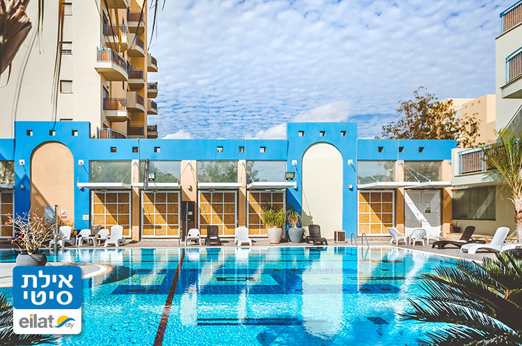 בריכה מחוממת עם שירותי בר בסמוך