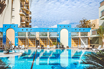 בריכה מחוממת עם שירותי בר בסמוך