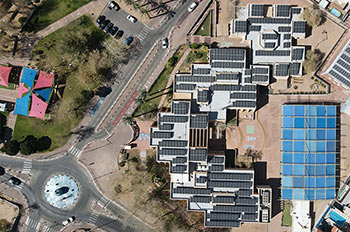 התקנת מערכות סולאריות על גגים ומבנים שונים