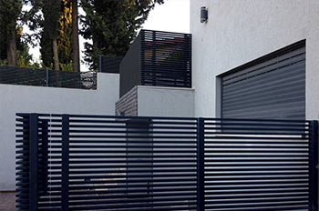 מבחר עיצובים אסתטיים לשערים וגדרות