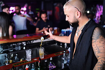 אלכוהול, מוזיקה, חברה טובה, נישנושים ועוד