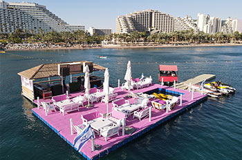 לחגוג על המים