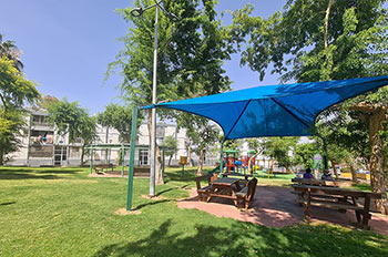 פינות ישיבה מוצלות וגינת משחק