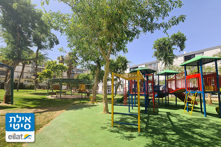 מתקני טיפוס, מגלשות, נדנדות ועוד