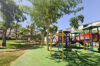 מתקני טיפוס, מגלשות, נדנדות ועוד