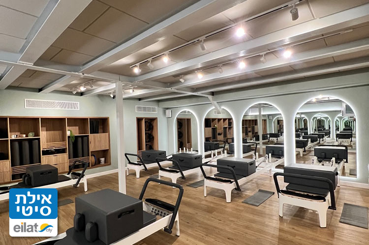 חלל אינטימי לתרגול פילאטיס מכשירים