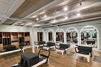 חלל אינטימי לתרגול פילאטיס מכשירים