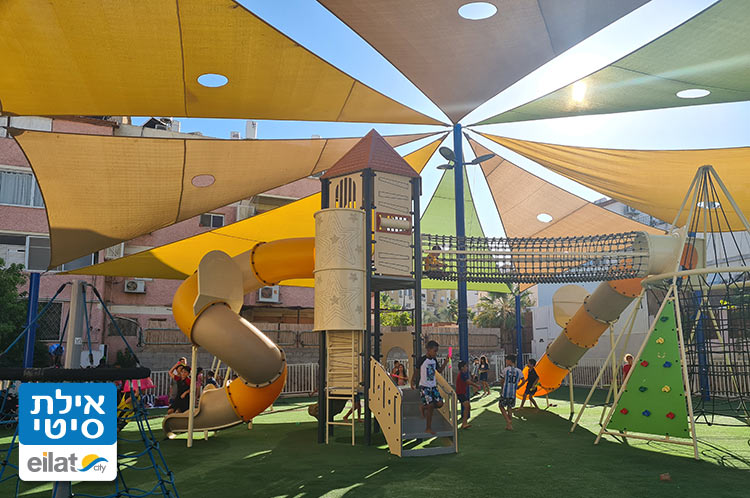 משטח משחקים לילדים ולפעוטות