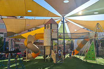 משטח משחקים לילדים ולפעוטות