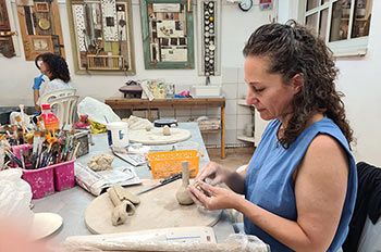 פעילות יצירתית מבוגרים, ילדים, קרמיקה, ציור ועוד