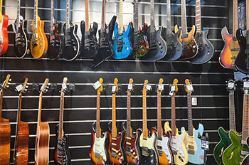 כלי נגינה, ציוד אולפן והגברה, אביזרים ועוד