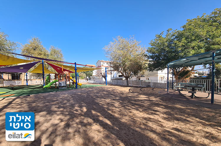 רחבת משחק ענקית ללא תנועת רכבים