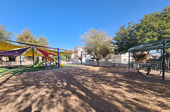 רחבת משחק ענקית ללא תנועת רכבים