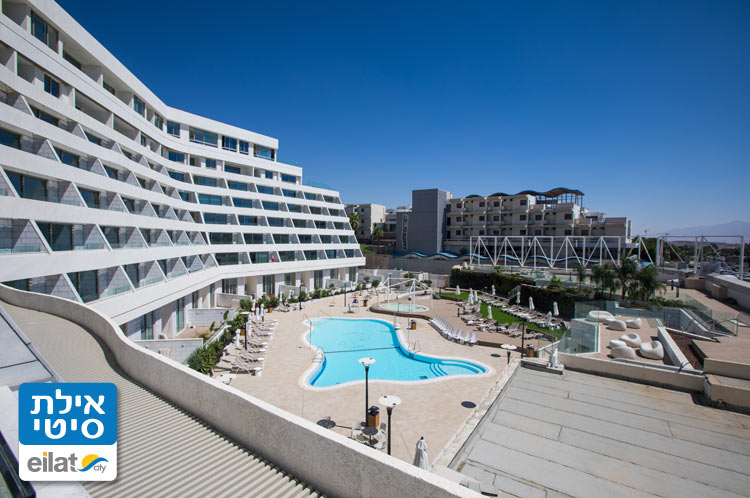 ברכה בחצר הקומפלקס