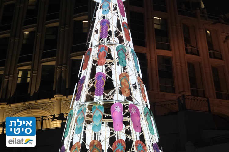 טיילת מאורת בשלל מיצגי תאורה אומנותיים