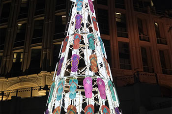 טיילת מאורת בשלל מיצגי תאורה אומנותיים