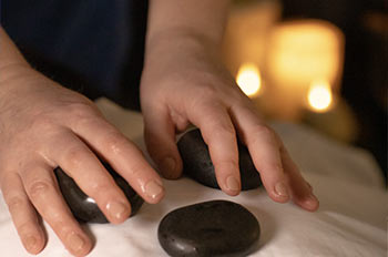 טיפול באבנים חמות עם לב אסאולנקו